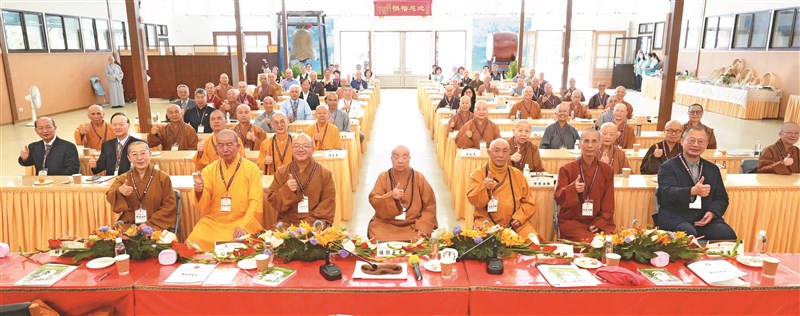 中華人間佛教聯合總會理監事為香光山寺興建中的大雄寶殿，以簽寫祝福語的瓦片，獻上祈福心意。圖／人間社記者吳新傳