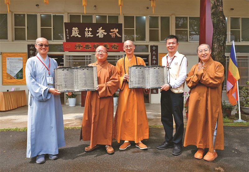 中華人間佛教聯合總會理監事為香光山寺興建中的大雄寶殿，以簽寫祝福語的瓦片，獻上祈福心意。圖／人間社記者吳新傳